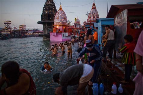 Ganges am Ufer der Indischen Kunstgeschichte: Ein Blick auf Yesso's Meisterwerk!