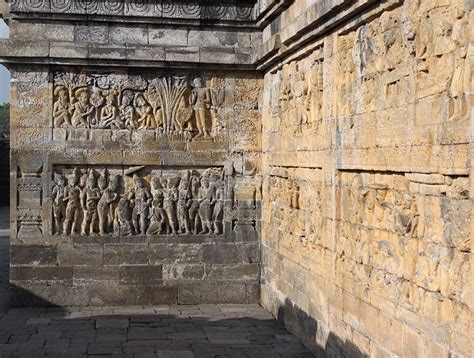 Relief der Tempelwand von Borobudur! Ein Meisterwerk buddhistischer Kunst aus dem 13. Jahrhundert!